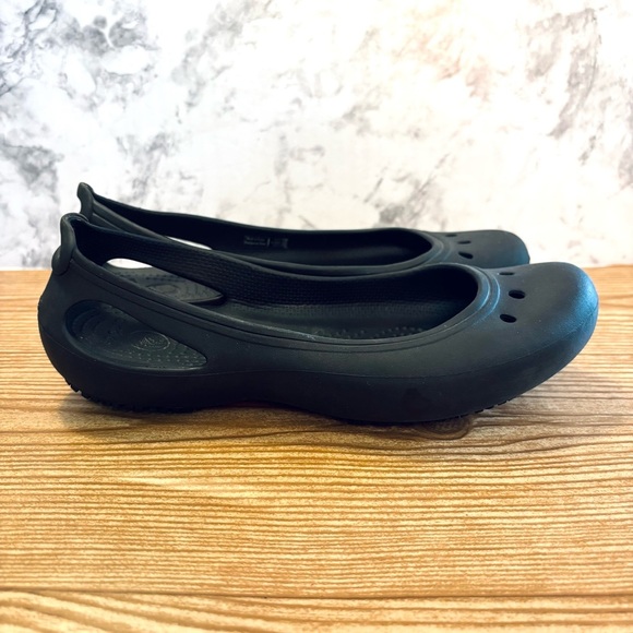 Crocs Black Waterproof Flats Women’s Size 8 - Picture 3 of 6